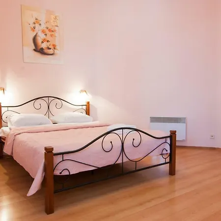 Home Hotel Apartments On Mykhailivska Square - Kiev Exterior photo