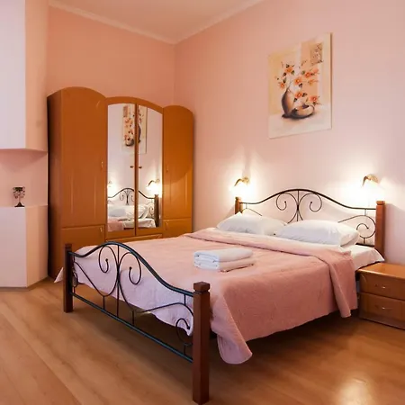 Home Hotel Apartments On Mykhailivska Square - Kiev Exterior photo