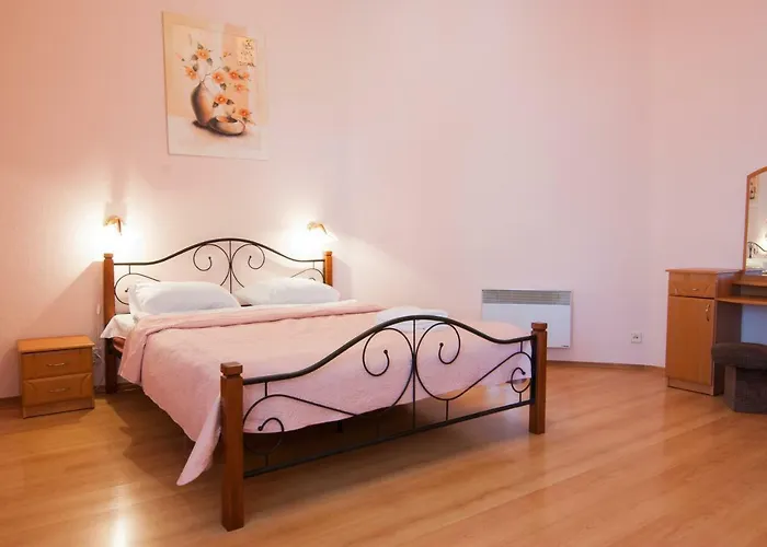 Home Hotel Apartments On Mykhailivska Square - Kiev